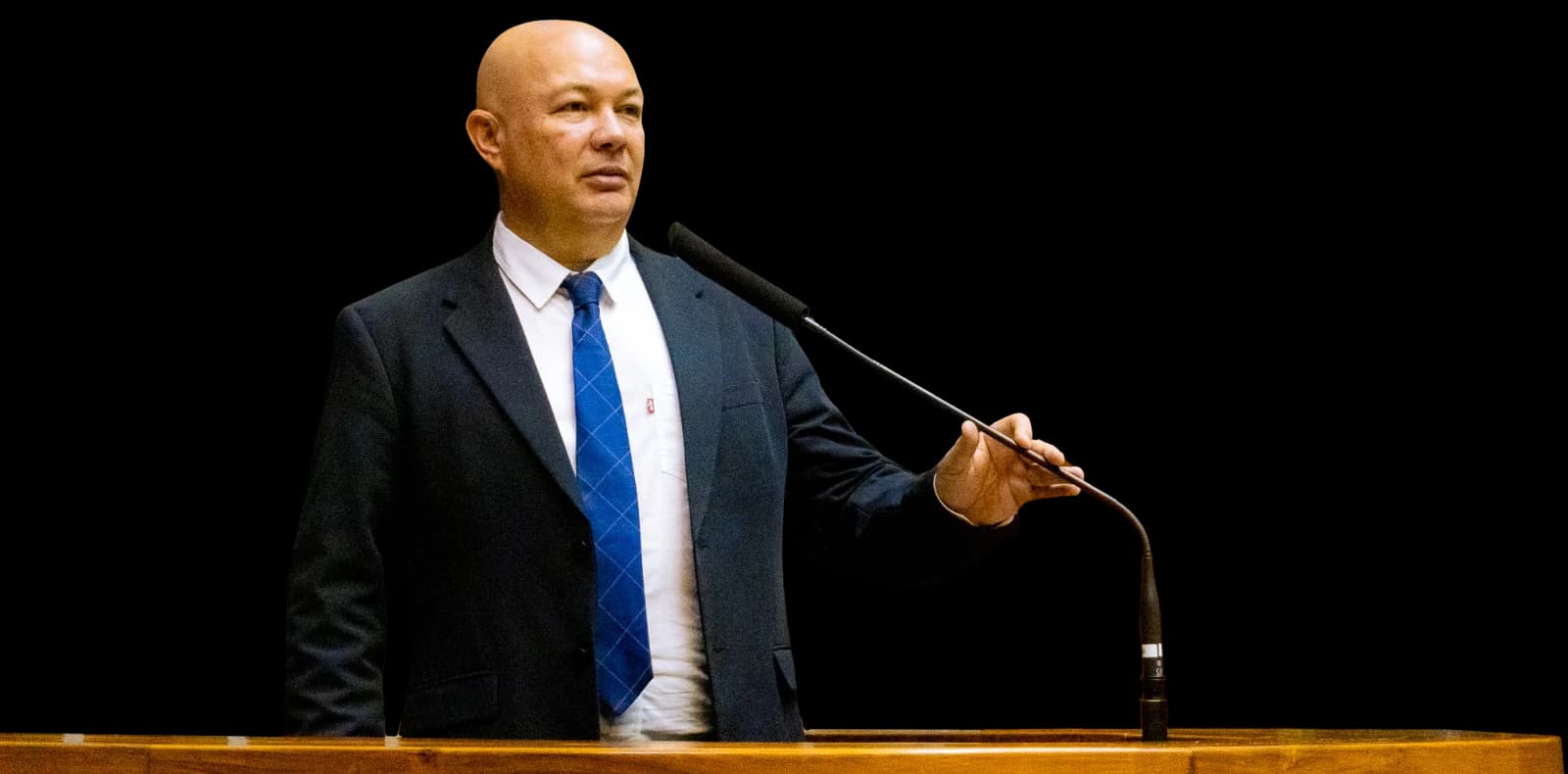 Deputado Federal Zé Adriano em plenário discursando na bancada